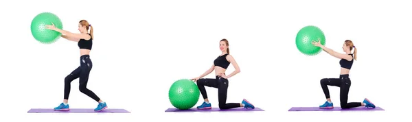 Mujer joven con pelota haciendo ejercicio sobre blanco —  Fotos de Stock