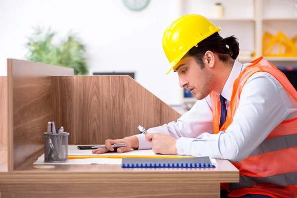 Junger männlicher Architekt arbeitet im Büro — Stockfoto