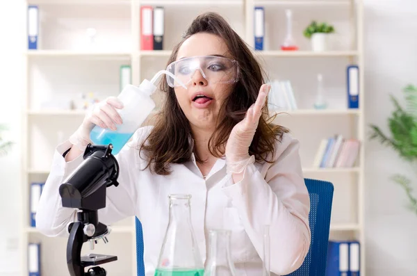 Grappige vrouwelijke chemicus die in het lab werkt — Stockfoto