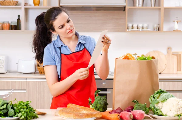 Giovane donna con verdure in cucina — Foto Stock