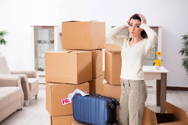 Junge Frau zieht in neue Wohnung — Stockfoto