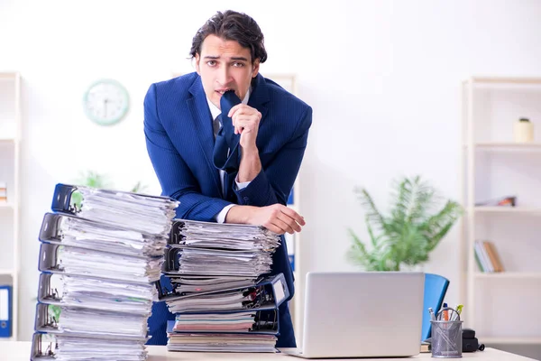 Junge männliche Mitarbeiter unzufrieden mit exzessiver Arbeit — Stockfoto