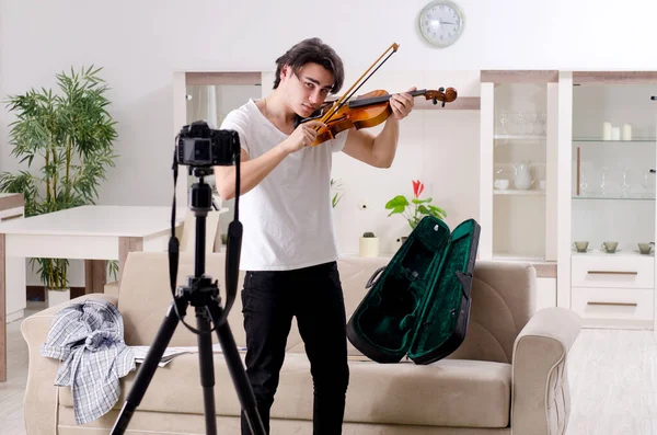 Jovem blogueiro masculino tocando violino em casa — Fotografia de Stock