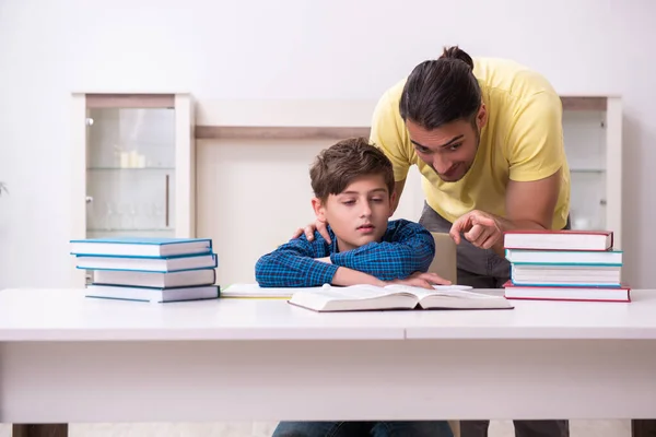 Baba oğlunun okula hazırlanmasına yardım ediyor. — Stok fotoğraf