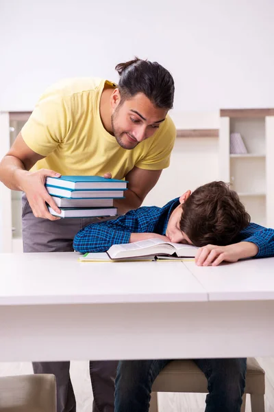 Padre ayudando a su hijo a prepararse para la escuela —  Fotos de Stock