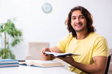 Erkek engelli öğrenci evde sınava hazırlanıyor