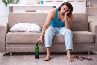 Genç adam partiden sonra evde uyanıyor.