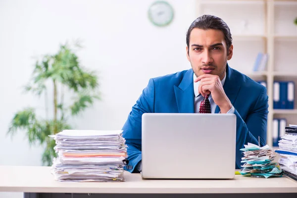 Jeune employé masculin malheureux avec un travail excessif — Photo