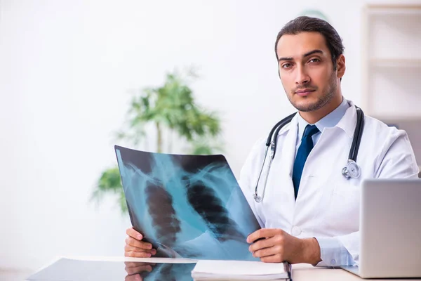 Jeune homme beau médecin travaillant à la clinique — Photo