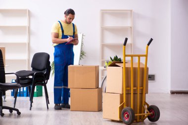 Genç erkek müteahhit taşınma konseptinde