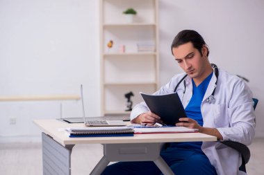 Hastanede çalışan genç bir doktor.