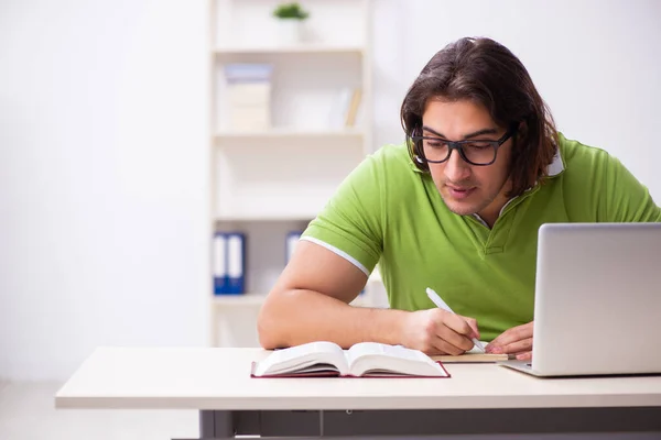 Joven estudiante masculino en el aula — Foto de Stock