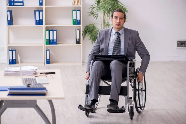 Junge männliche Angestellte im Rollstuhl — Stockfoto