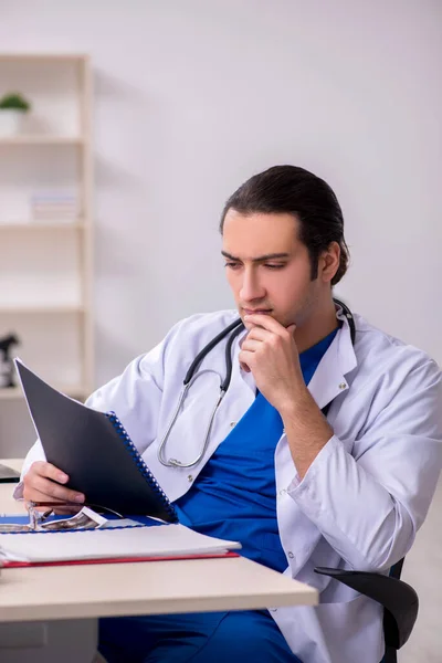 Giovane medico che lavora in ospedale — Foto Stock