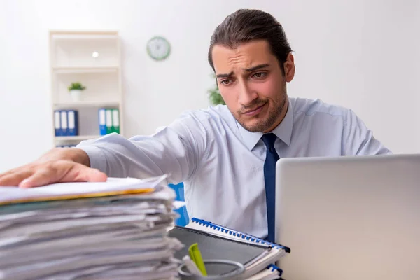 Joven hombre de negocios empleado infeliz con el trabajo excesivo — Foto de Stock