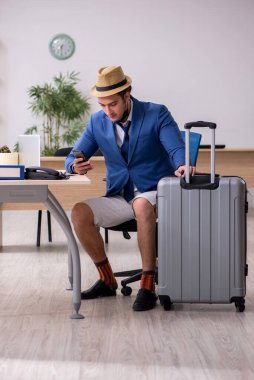 İş adamı salgın sırasında geziye hazırlanıyor