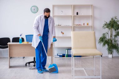 Genç erkek müteahhit salgın konseptinde dezenfekte kliniği