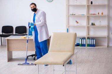 Genç erkek müteahhit salgın konseptinde dezenfekte kliniği