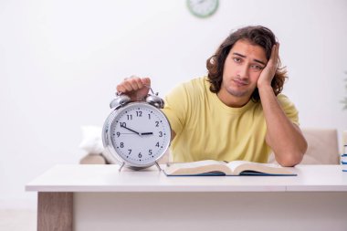 Evde sınava hazırlanan genç bir erkek öğrenci.