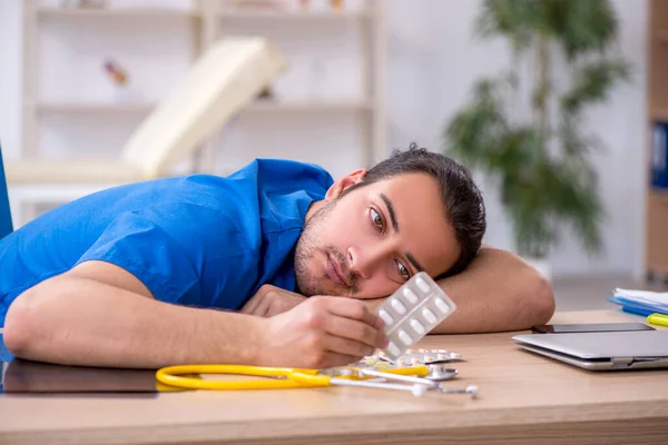 Junger Arzt nach Nachtschicht müde — Stockfoto