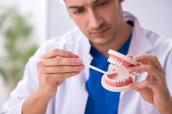 Junger Zahnarzt arbeitet in der Klinik — Stockfoto