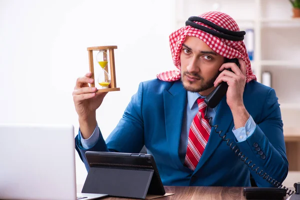 Ung man arab anställd arbetar i ämbetet — Stockfoto
