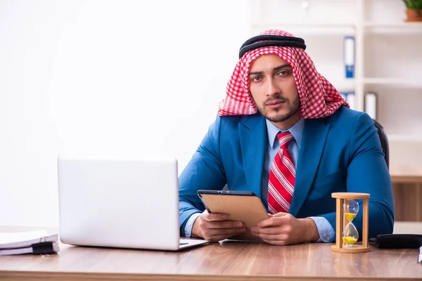 Jeune employé arabe de sexe masculin travaillant au bureau — Photo