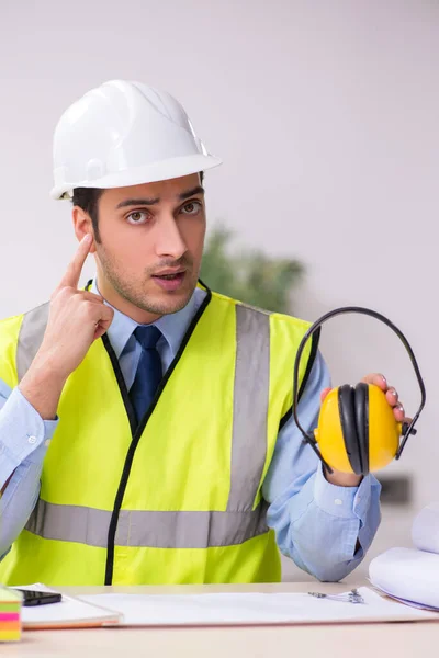 Junger männlicher Architekt arbeitet im Büro — Stockfoto