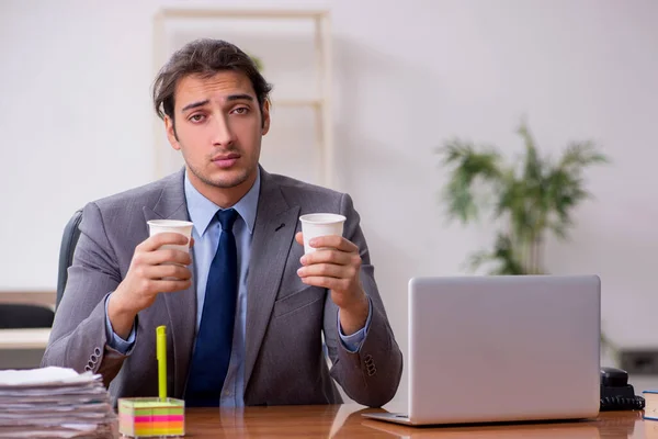 Ung manlig anställd sover på kontoret — Stockfoto