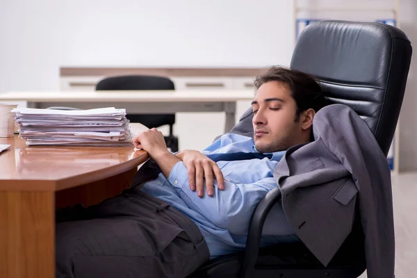 Joven empleado masculino durmiendo en la oficina —  Fotos de Stock