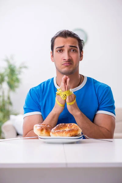 Νεαρός πεινασμένος άνθρωπος σε δίαιτα έννοια — Φωτογραφία Αρχείου