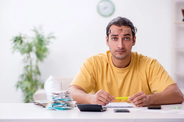 Junger Mann im Haushaltssicherungskonzept — Stockfoto