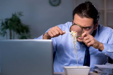 Aç çalışan ofiste geç saatlere kadar çalışıyor.