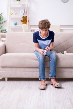 Sorunlu genç çocuk intiharı düşünüyor.