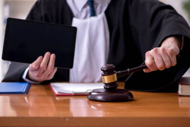 Adliyede çalışan yaşlı bir erkek yargıç.