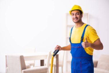 Taşınma konseptinde genç bir erkek müteahhit