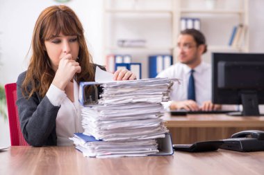 Ofiste çalışan iki çalışan.