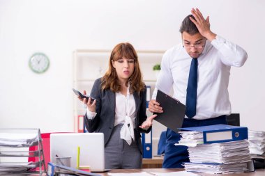 Ofiste çalışan iki çalışan.