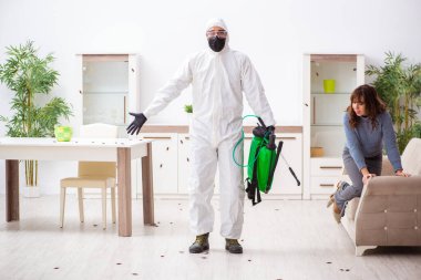 Haşere kontrolü sırasında genç erkek müteahhit ve kadın müşteri