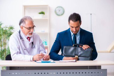 Erkek doktor ve iş adamı tıbbi projeyi tartışıyor