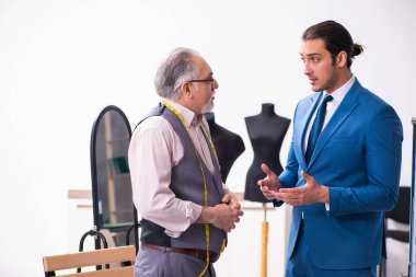 Genç işadamı yaşlı terziyi ziyaret ediyor.