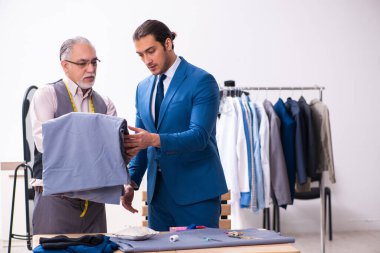 Genç işadamı yaşlı terziyi ziyaret ediyor.