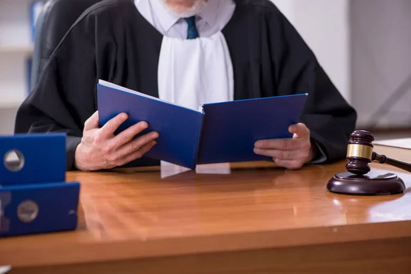 Alter männlicher Richter arbeitet im Gerichtsgebäude — Stockfoto
