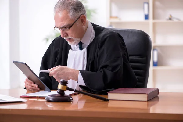 Old male judge working in courthouse — Stock Photo, Image