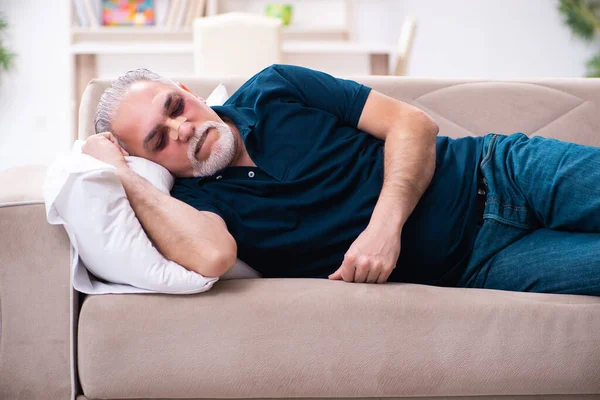 Oude man met gewonde ogen die thuis rusten — Stockfoto