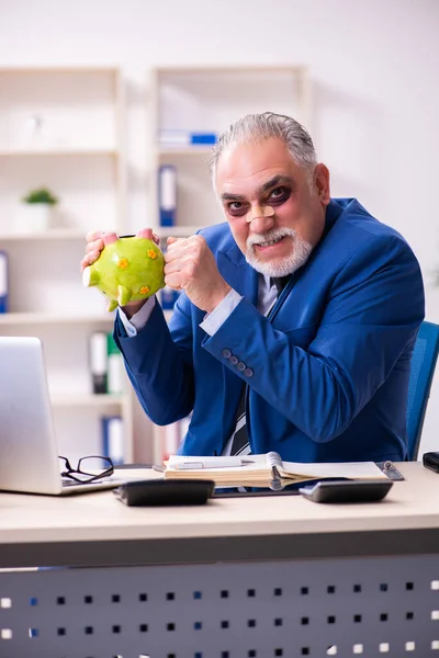 Gammal ansiktsskadad anställd sittande på kontoret — Stockfoto