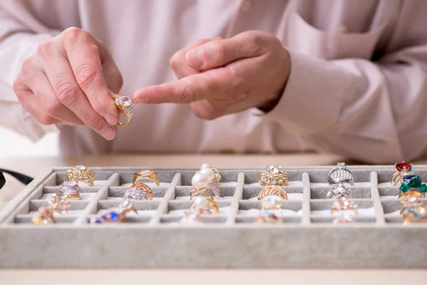 Old male jeweler at workshop — Stock Photo, Image