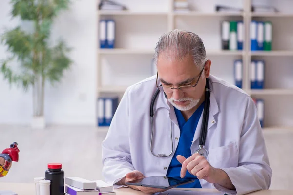 Old male doctor in telehealth concept — Stock Photo, Image
