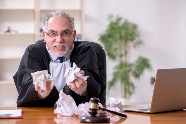 Old male judge working in courthouse — Stock Photo, Image