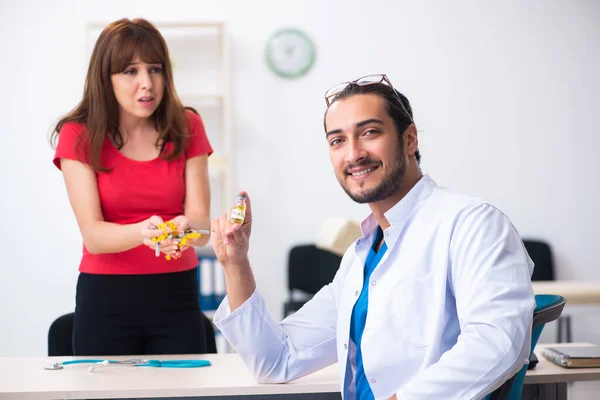 Paciente diabética femenina que visita a un joven médico varón — Foto de Stock